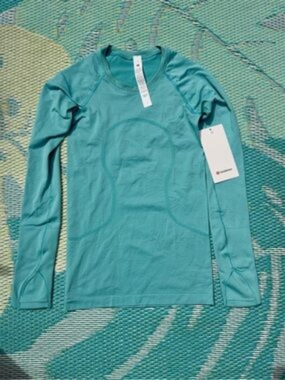 Lululemon Swiftly Tech Long Sleeve Shirt Top Hip Lenth Fountain Aqua Teal Blue